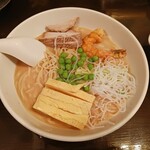 味の中華 羽衣 - 麺の上に具材を