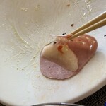 リストランテ プレーゴ - ハムに桃をのせて、ドレッシングのマヨとトマトペーストをつけて巻き巻き