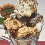 Art Gallery Cafe 茶々華 - ほうじ茶アイスをわらび餅、白玉などが囲む