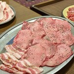 焼肉ふじ - 左下がロース、右が上タン