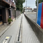 うなぎ 量深 - お店前へ行く道。通れない！