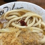 手打ちうどん 明見 - かけうどん 天かすと辛子を乗せて