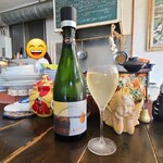 ラ コルドベッサ - 店内は白い天井、絵画や絵皿やギターが飾られた白壁&ガラス窓、焦茶色の木板張り床、こじんまりとしつつも異国情緒のある空間、BGMは洋楽
カウンター4席、テーブル4席×2卓、テーブル2席×1卓の合計14席