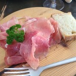 ラ コルドベッサ - お料理①スペイン産生ハム、バケット付(税込800円)
その場でスライサーで切り分けた訳では無いのにシットリしており、管理の良さを感じます
スペイン産は塩が強いことが多いけど、食べ易い塩加減でした