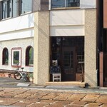 ラ コルドベッサ - 広島電鉄小網町電停から徒歩1分の「La Cordobesa」さん
2004年開業、店主さんと女性スタッフ1人の2名体制
14時から営業
黄土色の飾り壁、アーチ型ガラス窓、中が伺え入り易い佇まい