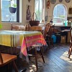 ラ コルドベッサ - 店内は白い天井、絵画や絵皿やギターが飾られた白壁&ガラス窓、焦茶色の木板張り床、こじんまりとしつつも異国情緒のある空間、BGMは洋楽
カウンター4席、テーブル4席×2卓、テーブル2席×1卓の合計14席