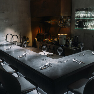 カウンター6席の小さな劇場