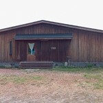 余市SAGRA - 外観。両翼に一部屋ずつ客室があり、真ん中がレストラン。