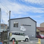 フィエルテ - グレーの建物の2階です