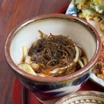 笑味の店 - もずくを乗せた麺