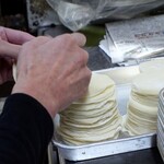 ギョーザ専門店 黒兵衛 - サクッとした自家製皮