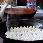 ギョーザ専門店 黒兵衛 - 鉄鍋で焼き上げる