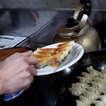 ギョーザ専門店 黒兵衛 - ラードでしっかりとした焼き目
