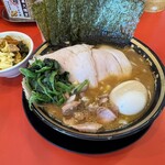 横浜家系ラーメン 裏大輝家 青物横丁店 - 特製ラーメンと裏カッパライス
