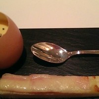 コンヴィヴィアリテ - スクランブルエッグ(フォアグラとトマトピューレ入り)とチーズとベーコンのスティック