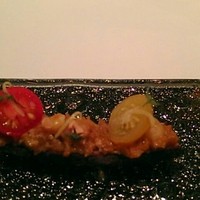 コンヴィヴィアリテ - パンの白いんげんとスパイシーなお肉のせ