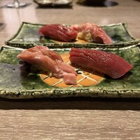 さかなや別邸 - 天然生本鮪の中トロと赤身寿司（赤酢シャリ）