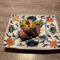 さかなや別邸 - ランプステーキ+アスパラ。卵黄辛子ソース