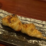焼き鳥アポロ - ぼんじりの下処理の丁寧さ！一緒に食べる骨が素晴らしい食感のアクセント。