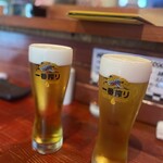 焼き鳥アポロ - 見よ！この滑らかな泡立ち。ここ以上においしい1番搾りを飲ませてくれるお店に、出会えませんよ！
