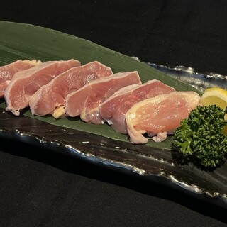 柔らかい食感がたまらない「みせつ鶏」。鶏もも、せせりでどうぞ