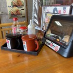 かつ義 - 注文はタッチパネルにて。調味料の数々。