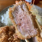 かつ義 - 衣はサクサクで肉厚があって柔らかくてジューシー。こんなに厚切りなのに、そこまで脂っこさがなくて、めちゃくちゃ美味しい。