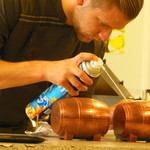 S.Bourdillat Chocolatier - おじさん樽チョコを光らせます