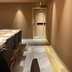 新宿 鮨 立花 - カウンターの奥には個室がありました。