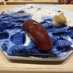 新宿 鮨 立花 - 漬け鮪赤身カラシ乗せ