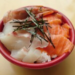 どはち - 料理写真:輝サーモンが食べられる丼のハーフサイズ。美味しい。