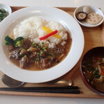 トーコーキッチン - 牛バラ肉中華旨煮ご飯 副菜二品 豚汁