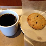 zoka coffee - 本日のコーヒー@300円とフルーツオートミールクッキー@210円
