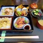 日本料理 篠 - 松花堂弁当1540円。