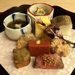 山玄茶 - 山玄茶さんの名物・八寸は春を感じる美しさと味わい。