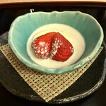 山玄茶 - お楽しみの2種類のデザート。①黒胡麻ミルクプリンと苺。