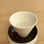 山玄茶 - 桜の花びらを浮かべた桜湯からお料理がスタート。