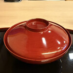 山玄茶 - 紅色の塗りが美しい椀。