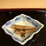 山玄茶 - 琵琶湖のモロコの山椒煮。お料理の繋ぎにお酒の肴を出してくださる大将のお心遣いが嬉しい。