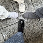 山玄茶 - 今日はちょっと寂しい4人でポーズ。∠(　˙-˙  )／