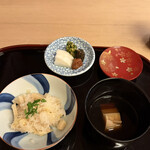 山玄茶 - 赤出汁の椀の裏蓋にも桜が。かわいい〜｡❀ 