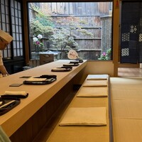 山玄茶 - しっとりと肌に馴染む明るい白木のカウンター。