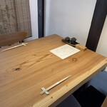 割烹料理 福やす - 入り口付近に2人用テーブル席、カウンターが5席くらい、奥にお座敷6〜8人座れるみたいです