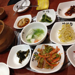 アリラン食堂 - ムマルレンイ　(무말랭이)干し大根のキムチが珍しい。玉ねぎの醤油漬け、高菜、水キムチ、もやしナムルなど