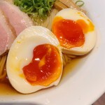 らぁ麺 今野 御所野本店 - 真っ赤卵の味玉