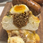 ベンケイ - 半熟ゆでたまごの乗った焼きそばパン(390円)の断面