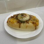 ベンケイ - 半熟ゆでたまごの乗った焼きそばパン(390円)