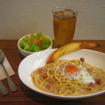 BAGUS - パスタは週替りで２種類ご用意☆(写真はﾐﾆｻﾗﾀﾞ付のランチMENU・温玉のカルボナーラです)