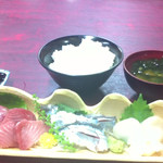 市場食堂 - これでも ご飯少なめ 笑 1000円以下！