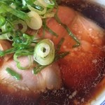 井田商店 - 醤油ラーメン700円 チャーシュー250円  
      
      久しぶりの井田商店。駒沢公園でのRUN後にチャリンコでよりました。ちょっと覗いた多賀野は10名以上待っていました。さすが土曜のお昼時。
      井田商店は、多少待ちができる時もありましたが、回っている感じです。
      
      ここの醤油ラーメンのスープは結構濃い色ですが、色ほど塩気はなく、鶏豚 魚介のコクが深く美味しいのです。
      麺も中太麺で三河屋製麺製。具はチャーシュ